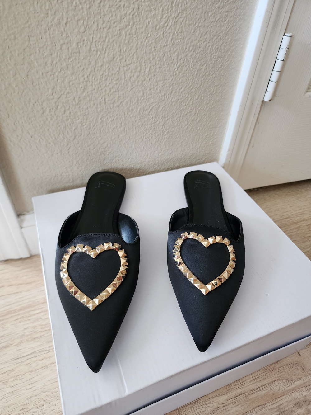 AAJ by Aminah Aviva Heart Black Gold Pointed Mules 6.5 - Picture 2 of 8